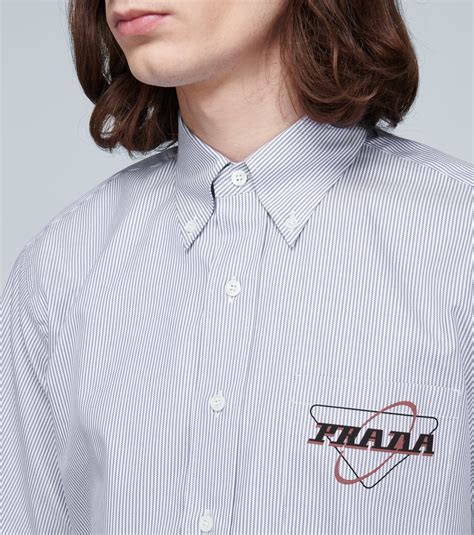 Chemise en jean à logo en bleu – Prada .